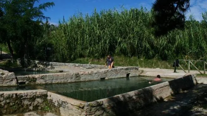 Le acque termali di San Casciano dei Bagni sono utilizzate da millenni per le proprietà terapeutiche. Il territorio di San Casciano dei Bagni è ricco di sorgenti termali. Ben 42, con una portata di 5 milioni e 800mila litri giornalieri che vanno a disperdersi nelle campagne