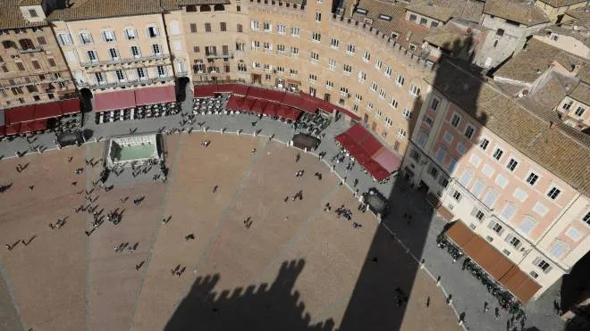 epa07132597 Ariel view from the Torre del Mangia tower on the Piazza del Campo (Campo Square) at the historic center of Siena, Tuscany, Italy, 26 October 2018 (issued 31 October 2018). The city's historic center has been declared by UNESCO a World Heritage Site and is one of the nation's most visited tourist attractions.  EPA/ABIR SULTAN