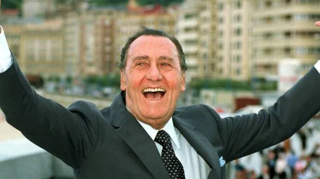 (FILES) A file picture taken on 20 September 1999 showing Italian well-known actor and film director Alberto Sordi gestures during a photocall at the San Sebastian Film Festival. Sordi died at the age of 82 in Italy on  Tuesday, 25 February 2003, family sources said.     ANSA - FILES/JUAN HERRERO / CD