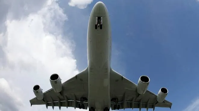An Airbus A380, the biggest commercial airliner, descends to land at Ninoy Aquino International Airport in Manila October 11, 2007. The A380 is on tour to demonstrate its performance under normal airline operating conditions.
REUTERS/Darren Whiteside (PHILIPPINES)
