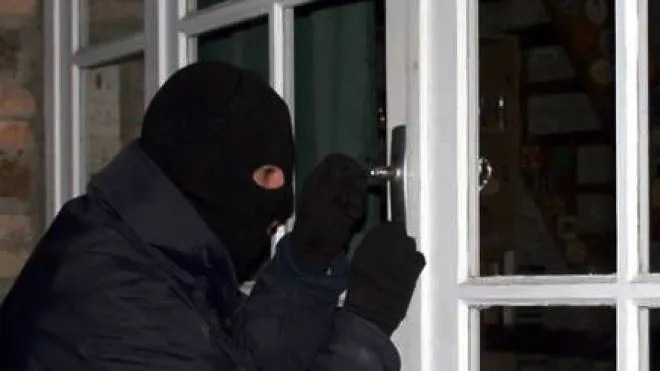 ABILI I ladri hanno forzato una porta-finestra (foto d’archivio)