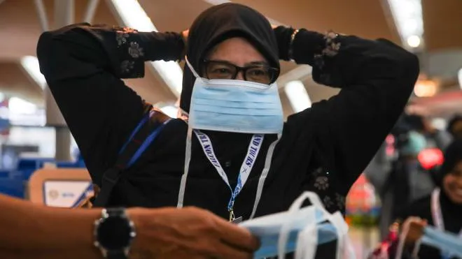 epaselect epa08191722 A Malaysian Muslim puts on a protestive mask at the Kuala Lumpur International Airport in Sepang, Malaysia, 04 February 2020. A 41-year-old man from Selangor has become the first Malaysian to be infected by the novel coronavirus (2019-nCoV). 'The Malaysian man has a travel history to Singapore and the ministry had contacted the republic for contact tracing', Health Minister Datuk Seri Dr. Dzulkefly Ahmad said on 04 February  EPA/FAZRY ISMAIL