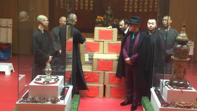Il direttivo dell'associazione buddhista cinese di prato con le scatole delle mascherine 