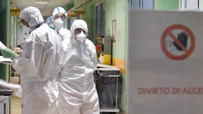 Healthcare professionals wearing protective suits and healthcare masks at work inside the isolation area of the Amedeo di Savoia hospital in Turin, northern Italy, 05 March 2020. Premier Giuseppe Conte said Thursday the cabinet had earmarked 7.5 billion euros "to support families and businesses that are facing the (coronavirus) emergency". "They are extraordinary and urgent measures", he said. "On the deficit there has not been any leap into the dark", he said, and stressed "the EU will understand".
ANSA/ ALESSANDRO DI MARCO