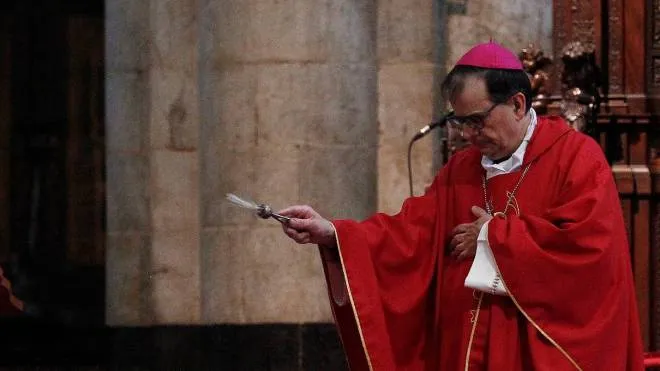 L’arcivescovo Lojudice benedice l’ulivo in Duomo (foto su www.lanazione.it/siena)