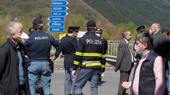 08042020/Crollo ponte Caprigliola - Albiano Ferri e  Valettini si parlano a distanza sicurezza