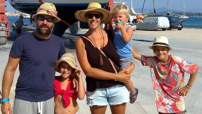 Sara e Stefano Barberis partiranno. per un lungo viaggio in barca a vela con i tre figli: per realizzare il sogno hanno venduto casa