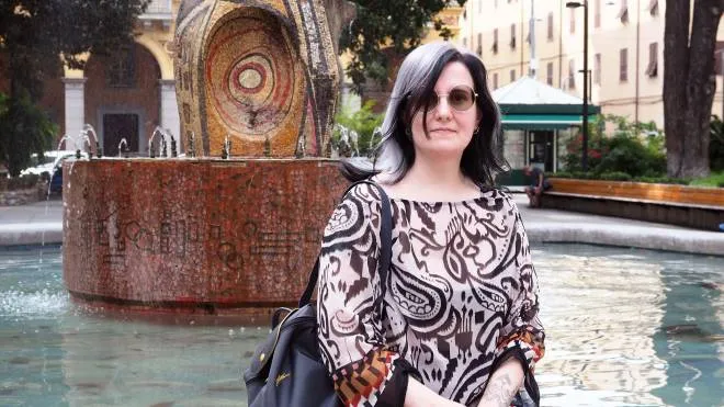La scrittrice spezzina Susanna Raule posa per La Nazione in piazza Brin