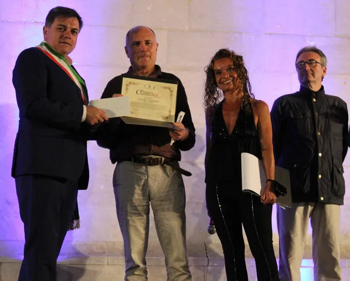 La consegna del premio a Damiani da parte del sindaco Giovannetti e Ilaria Cipriani