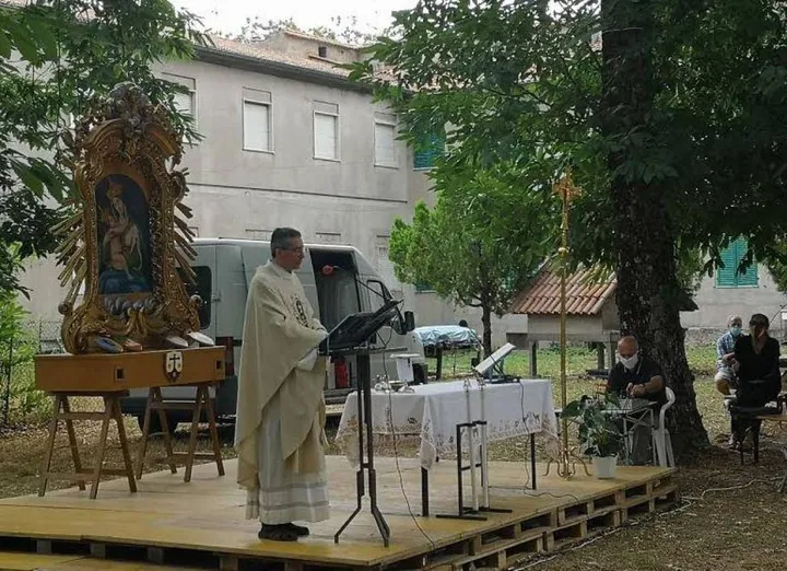 Il parroco don Gianluca Emidi ha celebrato la messa all’aperto nel parco del Santuario della Madonna di San Pietro