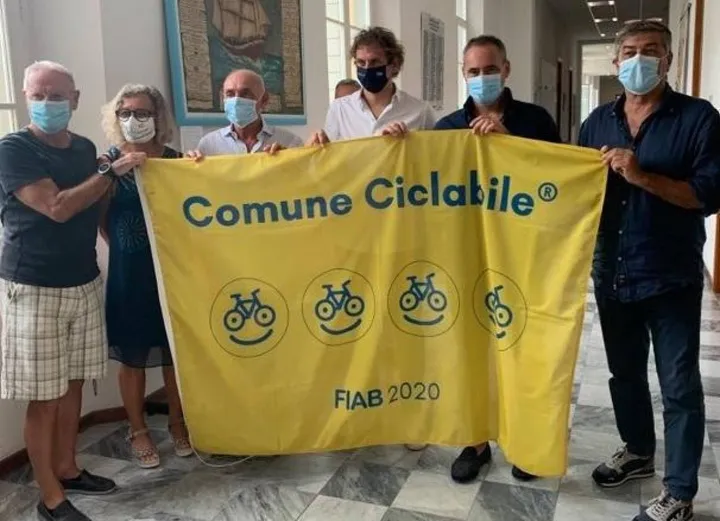 La bandiera consegnata direttamente al sindaco Bruno Murzi dalla Federazione Italiana Ambiente e Bicicletta per le politiche per le due ruote