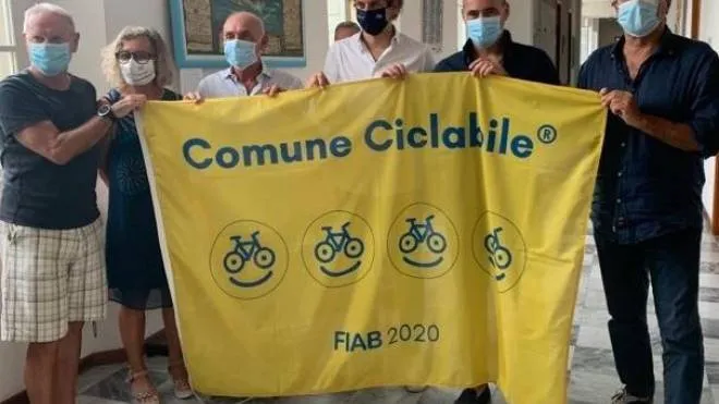La bandiera consegnata direttamente al sindaco Bruno Murzi dalla Federazione Italiana Ambiente e Bicicletta per le politiche per le due ruote