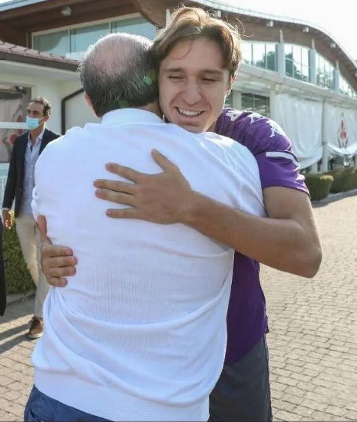 L’abbraccio tra Rocco Commisso e Federico Chiesa ieri mattina (foto Acf Fiorentina)