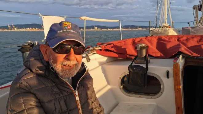 Mario Battilani, 91 anni, a bordo del Lumière 33 con cui farà il periplo d’Italia