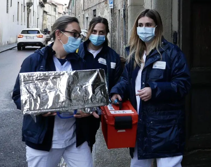 La squadra Asl dedicata ai vaccini arriva al Santa Catedina dè Ricci: era il 30 dicembre 2020 (Foto Attalmi)