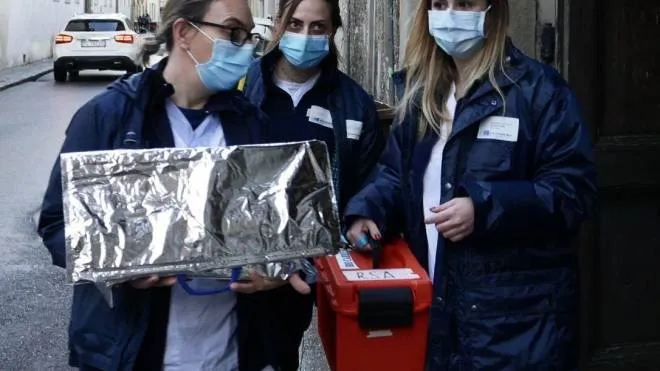 La squadra Asl dedicata ai vaccini arriva al Santa Catedina dè Ricci: era il 30 dicembre 2020 (Foto Attalmi)