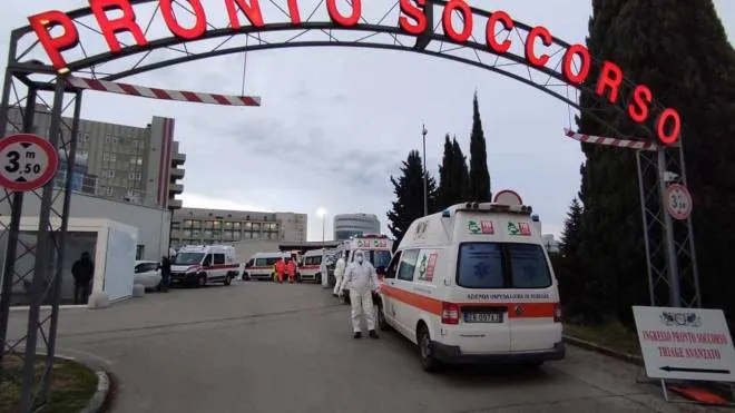 Sabato 30 gennaio 2021, pomeriggio: ambulanze in fila all’ingresso del Pronto soccorso dell’ospedale di Perugia