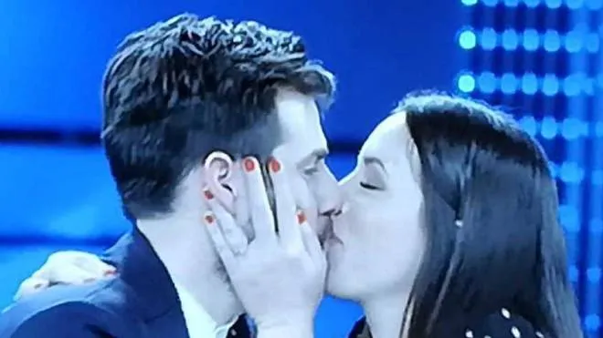 Noemi e Samuele mentre festeggiano con un bacio in studio la vittoria ad "Affari Tuoi, viva gli sposi"