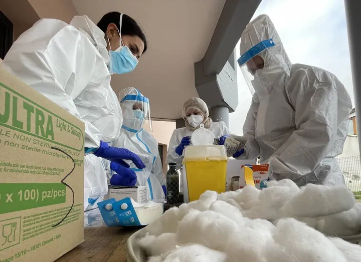 Il team prepara i vaccini in una Rsa della provincia (Acerboni/FotoCastellani)