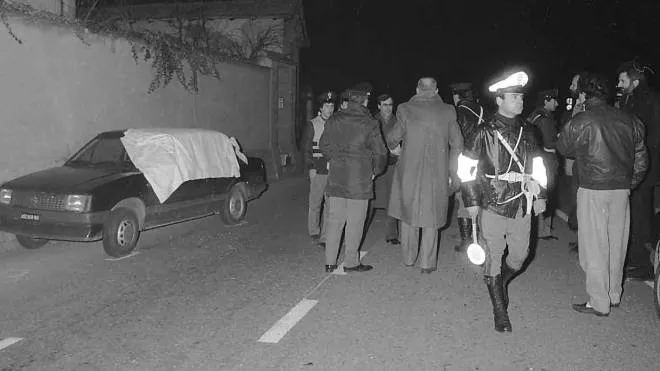 PRESSPHOTO Firenze Lorenzo Conti, Figlio di Lando sindaco di Firenze ucciso dalle Brigate Rosse nel 1986 sul luogo del delitto e con la madre Giuliana Ciabatti