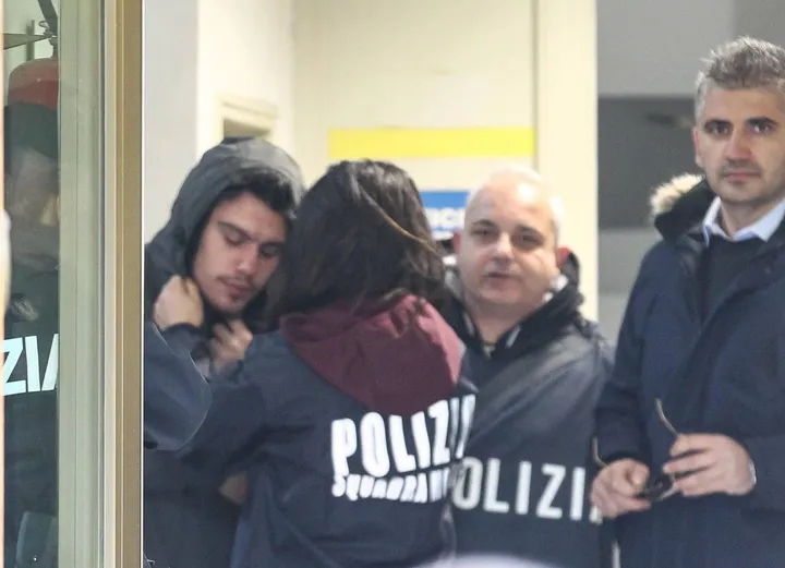 Alessio Martini, il giorno del suo arresto. Sopra la madre, Sabrina Caramico