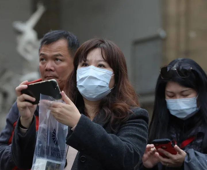 Turisti scattano foto in piazza della Signoria: la. pandemia era appena iniziata