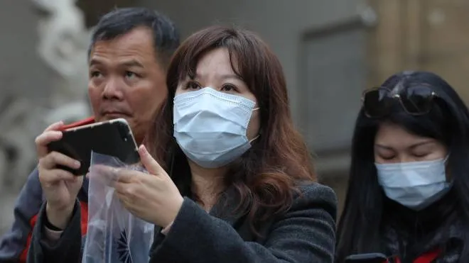 Turisti scattano foto in piazza della Signoria: la. pandemia era appena iniziata