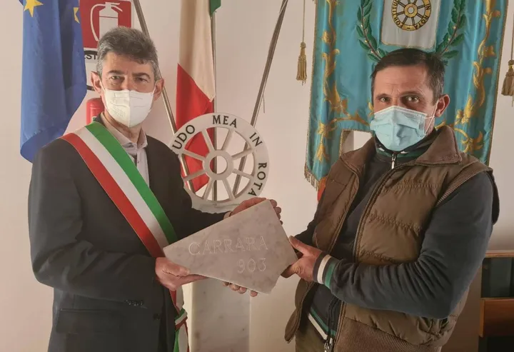 Il sindaco Francesco De Pasquale con lo scultore Michele Monforni che ha realizzato l’opera per Biella