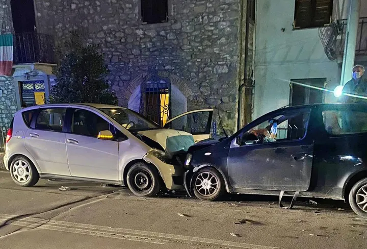 Le due auto coinvole nello sconto di ieri sera sulla Provinciale a Fornaci di Barga, per una della due conducenti si è reso necessario il ricovero al San Luca (foto Borghesi)