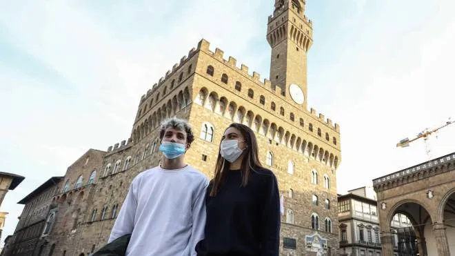Due turisti a Firenze. Il turismo in città è crollato a causa del Coronavirus