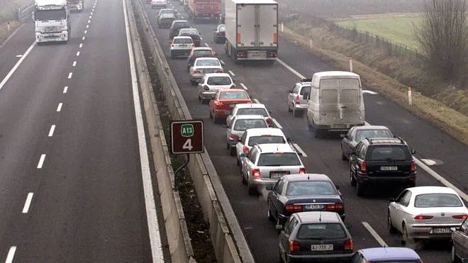 20020122-BOLOGNA-CRO:INCIDENTI STRADALI: CHIUSA PER NEBBIA A13 BOLOGNA-PADOVA. Una lunga colonna di auto e camion sulla autostrada A13 Bologna-Padova, nei pressi del capoluogo emiliano, chiusa nella tarda mattinata di oggi a causa di una serie di tamponamenti causati dalla fitta nebbia.
                GIORGIO BENVENUTI/ANSA -CD