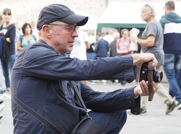 Peter Chelsom a Filetto mentre fotografa la festa delle castagne (foto Pasquali)
