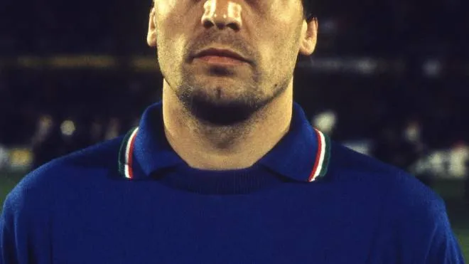 Marco Tardelli in Nazionale. Sopra la maglietta originale collezionata da Yuri Bianchi