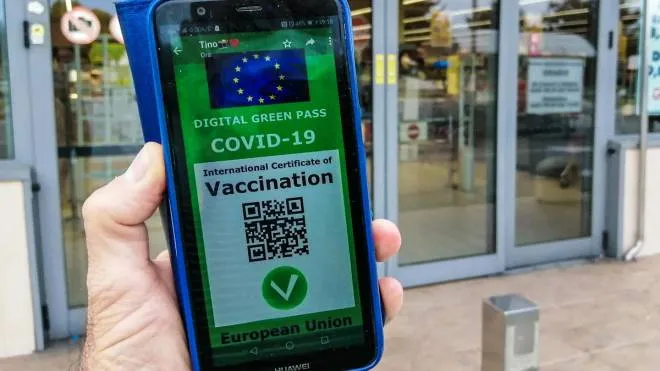 Una ricostruzione grafica del Green pass, il certificato digitale Covid dell'UE all'ingresso di un supermercato. Torino 15 luglio 2021 ANSA/TINO ROMANO
