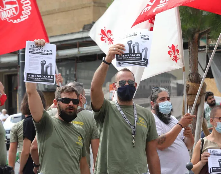 Una manifestazione di protesta dei lavoratori della Gkn davanti alla stazione di Santa Maria Novella
