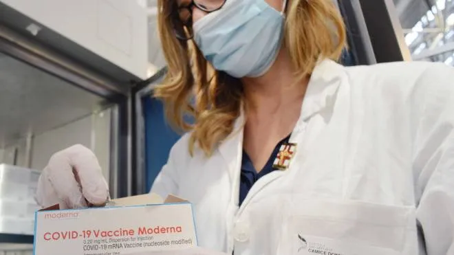 Un’infermiera. prima di somministrare il vaccino (foto d’archivio)