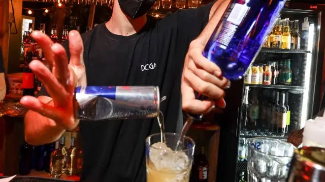 Alcolici in un locale: possono essere somministrati solo a chi ha compiuto diciotto anni