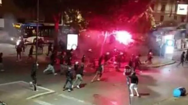 Un frame di uno dei video girati durante gli scontri di piazza Alberti