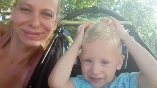 Erzsebet Katalin Bradacs, 44 anni, con il figlio Alex Juhasz, 2 anni, ucciso a coltellate l’altra seraI Ros entrano nel casolare a ChiusiIl capitano Luca Battistella