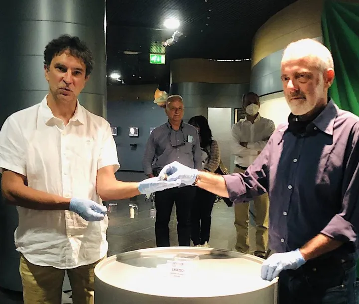 La consegna di una meteorite al direttore della Fondazione Parsec, Marco Morelli