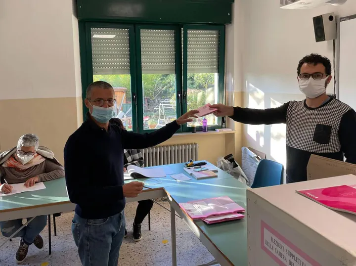 Il candidato civico sostenuto dal centrodestra, Tommaso Marrocchesi Marzi, ha votato. a Castellina in Chianti