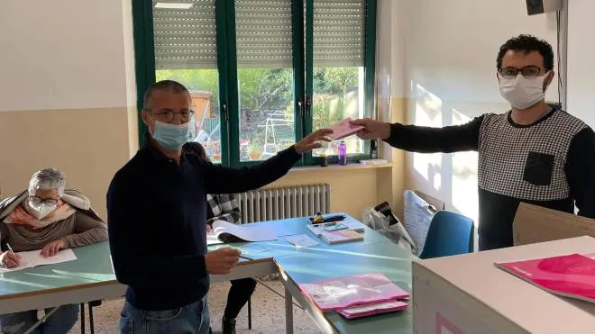 Il candidato civico sostenuto dal centrodestra, Tommaso Marrocchesi Marzi, ha votato. a Castellina in Chianti