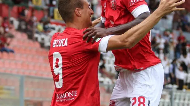 L’attaccante Manuel De Luca festeggia con Kouan dopo il gol all’Alessandria