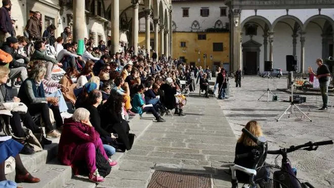 PRESSPHOTO Firenze  lezione universitaria in piazza Ss. Annunziata per protesta contro il green pass. Foto Marco Mori/New Press Photo