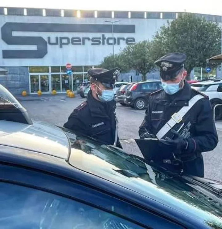 I carabinieri durante le indagini sui furti nei parcheggi dei supermercati
