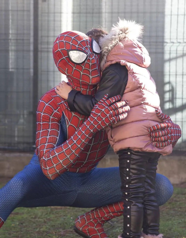 Spider-Man incontra i piccoli pazienti della clinica pediatrica
