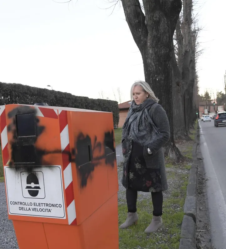 Il box autovelox in viale Carlo Del Prete, danneggiato dai vandali (foto Alcide)