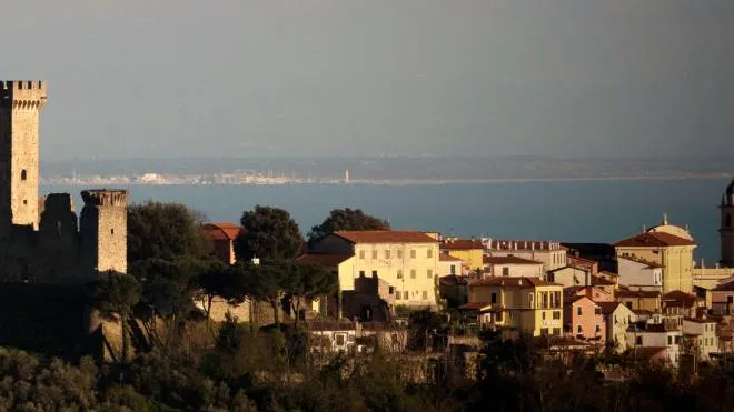 Il sindaco Daniele Montebello e un panorama del borgo di Castelnuovo Magra
