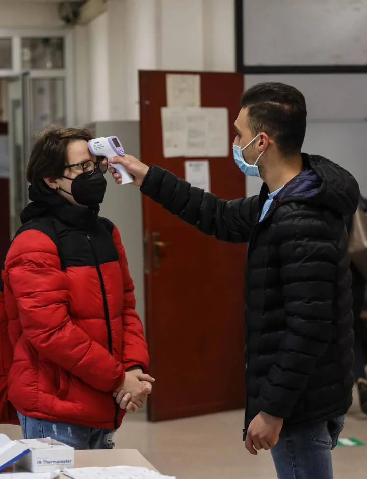 Controlli della temperatura agli studenti per poter accedere all’interno di una scuola fiorentina