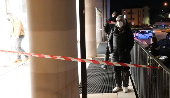 I rilievi dei carabinieri alla gioielleria Novelli presa d’assalto ieri sera da due rapinatori